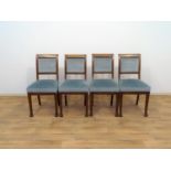 4 stoelen set van 4 mahonie empire stoelen met rechte rug en rustend op klauwpoten, circa 1820.