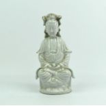 porseleinen Kwanyin blanc-de-Chine sculptuur met voorstelling van Kwanyin, 19e eeuw, h. 22 cm (D)