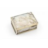 parelmoeren snuifdoos, 18e eeuw antieke parelmoer snuifdoos gevat in verguld zilveren montuur,