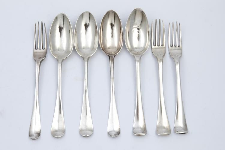 4 lepels en 3 vorken, 18e eeuw 3 zilveren tafellepels, Den Haag anno 1758 (2x) en 1766, 2 vorken,