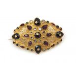 broche met edelsteen 18 krt. gouden fantasiebroche bezet met diverse edelstenen, 54 x 38 mm.,