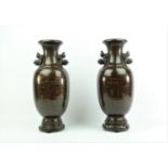 stel Chinese bronzen vazen stel Chinees bronzen vazen met polychroom decor van ruiter in landschap