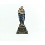 beeld polychroom beschilderd gestoken eiken sculptuur met voorstelling van madonna met kind, rustend