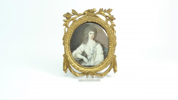 portretminiatuur ovale portretminiatuur met voorstelling van elegante dame, voorzien van gestoken