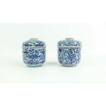 2 gemberpotten 2 blauw/wit Chinees porseleinen dekselpotten met vol floraal decor, Kangxi, 18e eeuw,