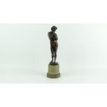 bronzen beeld gepatineerde bronzen sculptuur met voorstelling van staand naakt, rustend op