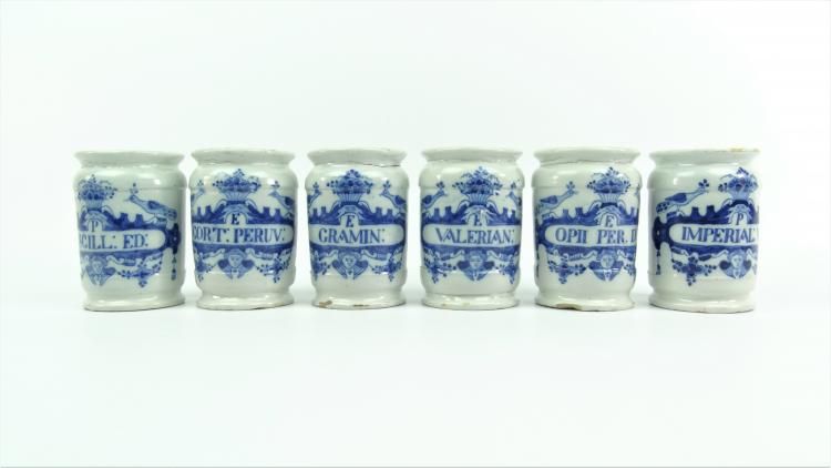 6 apothekers potten serie van 6 Delfts aardewerk apothekerspotten met opschriften in cartouche,