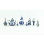 8 miniaturen w.o. vaasjes en trekpotje lot blauw/wit Chinees porselein bestaande uit 8 miniatuur