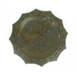 bronzen schotel japanse bronzen schaal met geschulpte rand en reliefdecor van wijsgeer met