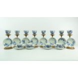 12 Japans porseleinen kop en schotels serie van 12 blauw/wit Japans porseleinen kop en schotels, 19e
