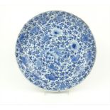 Chinees porseleinen schotel blauw/wit Chinees porseleinen schotel met vol floraal decor, Kangxi,