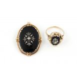 ring en broche ovale 14 krt. gouden hanger/broche met centrale onyx bezet met zilver en