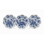 3 kangxi borden serie van 3 lotusvormige blauw/wit Chinees porseleinen borden met floraal decor,