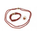 bloedkoraal collier, armband en ring dubbelrijig bloedkoraal collier met gouden slot, lengte: 47