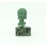 art deco buste gepatineerde bronzen buste met voorsteling van dame met hoofdkap, rustend op marmeren