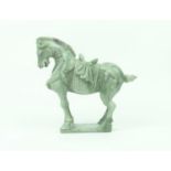 jade paard jade sculptuur met voorstelling van paard, h. 22 cm