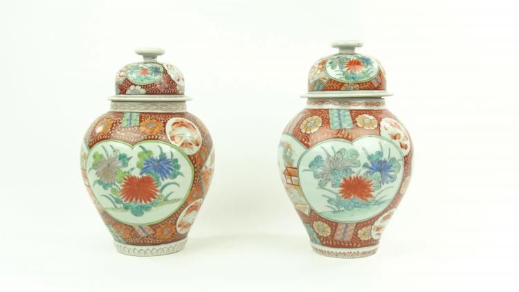 stel Japans porseleinen dekselvazen stel Japans porseleinen dekselvazen met floraal decor, 19e eeuw,