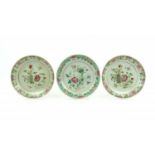 3 chinese borden serie van 3 Chinees porseleinen borden met polychroom floraal decor, 18e eeuw,