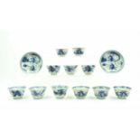 11 b/w kopjes en 2 schotels serie van 11 blauw/wit Chinees porseleinen kopjes en 2 schoteltjes met