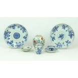 lot Chinees porselein lot Chinees porselein waaronder gemberpot met famille rose decor, 19e eeuw,