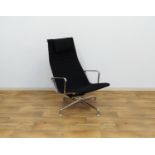 Charles eames fauteuil verchroomd metalen designfauteul bekleed met hopzak, model EA 124, ontwerp: