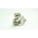 Fo-hond Chinees porseleinen blanc-de-chine sculptuur van Foo hond met opengewerkte bol, Dehua,