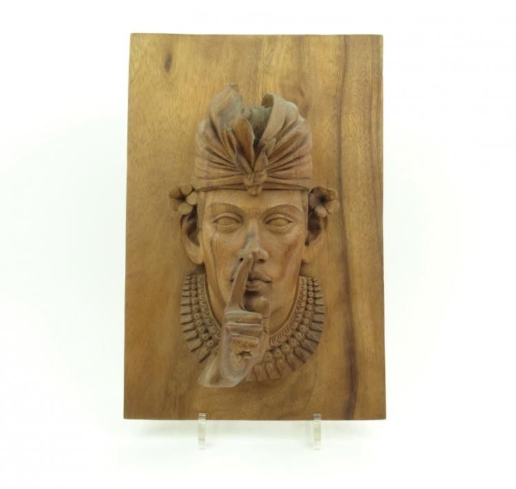 gestoken houten relief met voorstelling van Indische man Indisch gestoken reliëf met voorstelling