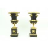 2 coupes stel Franse vergulde en gepatineerde bronzen empire siercoupes met ornamenten van