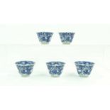 5 Kangxi kopjes set van 5 Chinees porseleinen Kangxi kopjes met deocr van ruiters in vakverdeling en