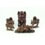 5 Indische beelden 5 diverse gestoken houten sculpturen met voorstelling van o.a. figuren op karbouw