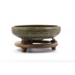 Celadon schaal op houten voet Chinese steengoed Longquan celadon tripod censer, met geometrisch