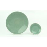 2 celadon schalen Chinees porseleinen celadon schotel met decor van bloemen en idem klein bordje,