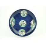 Chinees blauw bord Chinees porseleinen schotel met floraal famille verte decor in cartouches op