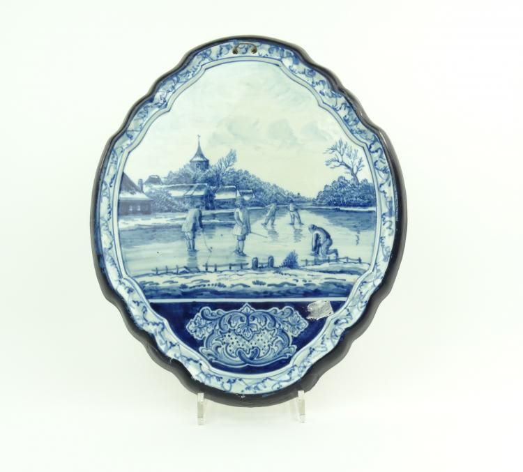 plaquette, ijsplezier blauw/wit aardewerk Makkum plaquette met voorstelling van kolfspelers op het