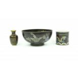 3 stuks cloisonne waaronder kom, vaas en dekselpotje 3 Japanse bronzen objecten waaronder