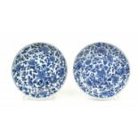 2 Chinese borden stel blauw/wit Chinees porseleinen borden met vol floraal decor, Kangxi, eind 17e