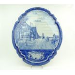 plaquette, figuren langs kanaal grote blauw/wit aardewerk Makkum plaquette met voorstelling van