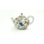 Imari theepot Japanse porseleinen Imari trekpot met floraal decor, eind 17e eeuw, h. 10 cm (A)