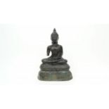 bronzen Boeddha gepatineerd bronzen sculptuur met voorstelling van een zittende boeddha,