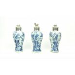 3 blauw/wit Chinees porseleinen vazen met zilveren montuur serie van 3 blauw/wit Chinees porseleinen