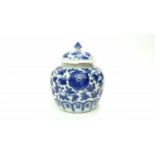 Chinees porseleinen dekselpotje blauw/wit Chinees porseleinen dekselpotje met floraal decor, 18e