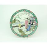 Chinees porseleinen schotel Chinees porseleinen schotel met polychroom decor van figuren en zotjes