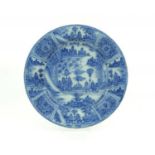 Delftse schotel Delfts aardewerk schotel met chinoiserie decor van figuren in landschap omgeven door