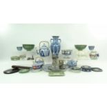 lot divers lot divers waaronder Wedgwood aardewerk, Delfts aardewerk en zilveren lepeltjes