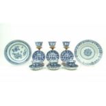 lot Chinees porselein 2 blauw/wit Chinees porseleinen borden met floraal decor, 18e eeuw en 6 kop en