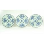 serie van 3 grote b/w Chinees porseleinen borden serie van 3 blauw/wit Chinees porseleinen