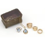 5 diverse juwelen in juwelendoosje 3 diverse gouden ringen, totaal gewicht: 18,4 gram, 1 gouden ring