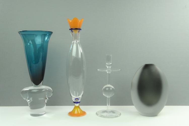 4 moderne glasobjecten 4 moderne glazen objecten waaronder vaas met gesatineerd decor, gemerkt: