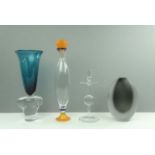 4 moderne glasobjecten 4 moderne glazen objecten waaronder vaas met gesatineerd decor, gemerkt: