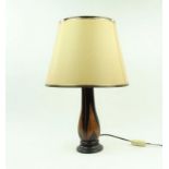 art deco lamp, Bogtman art deco lamp op houten voet versierd met gebatikt gestileerd decor,